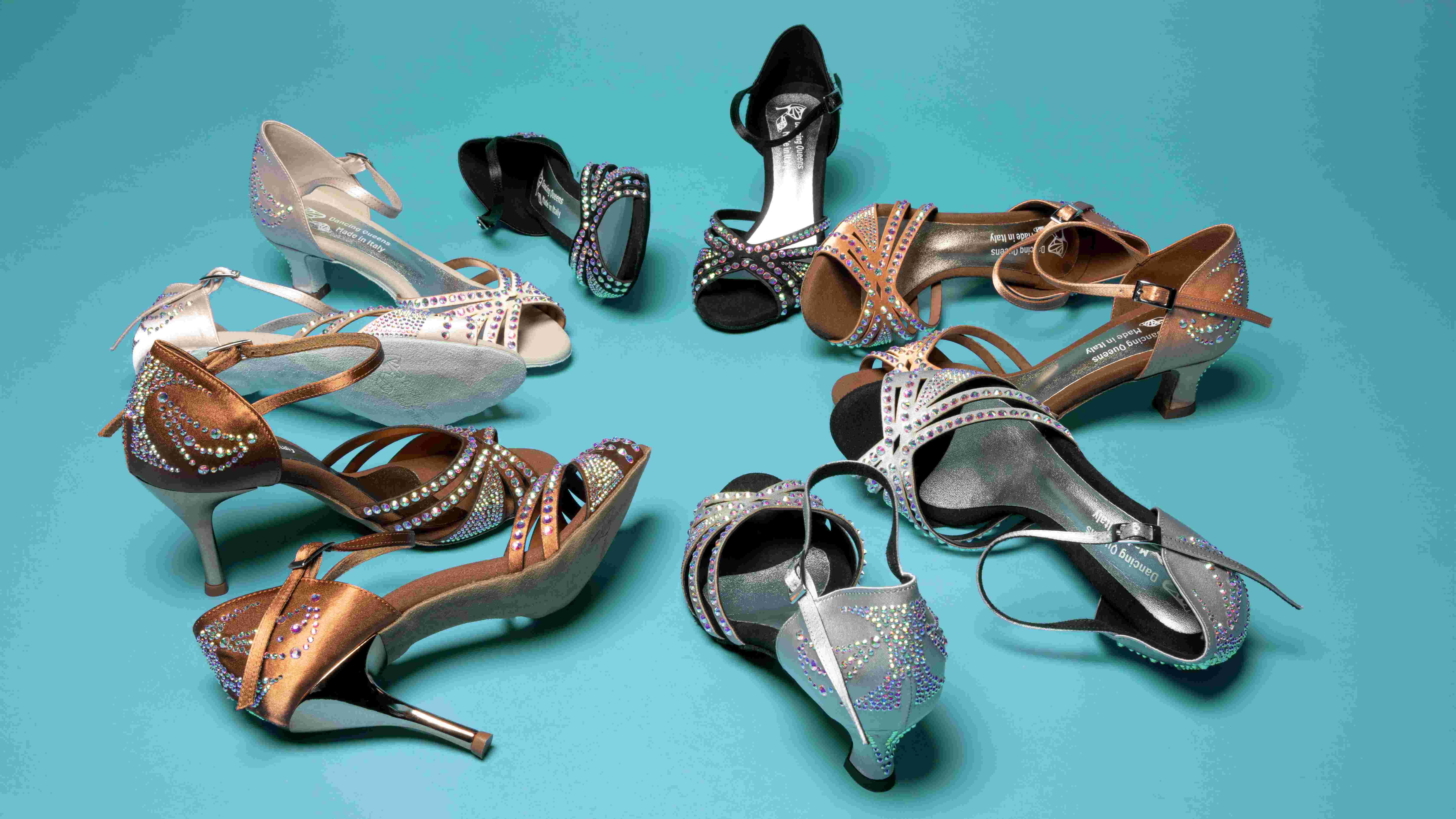 Ein Kreis aus verschiedenen Stöckelschuhen mit Strasssteinen auf türkisfarbenem Hintergrund.